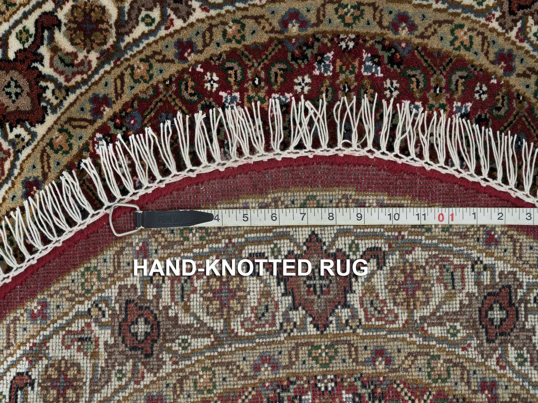 Traditional Rugs LUV592065